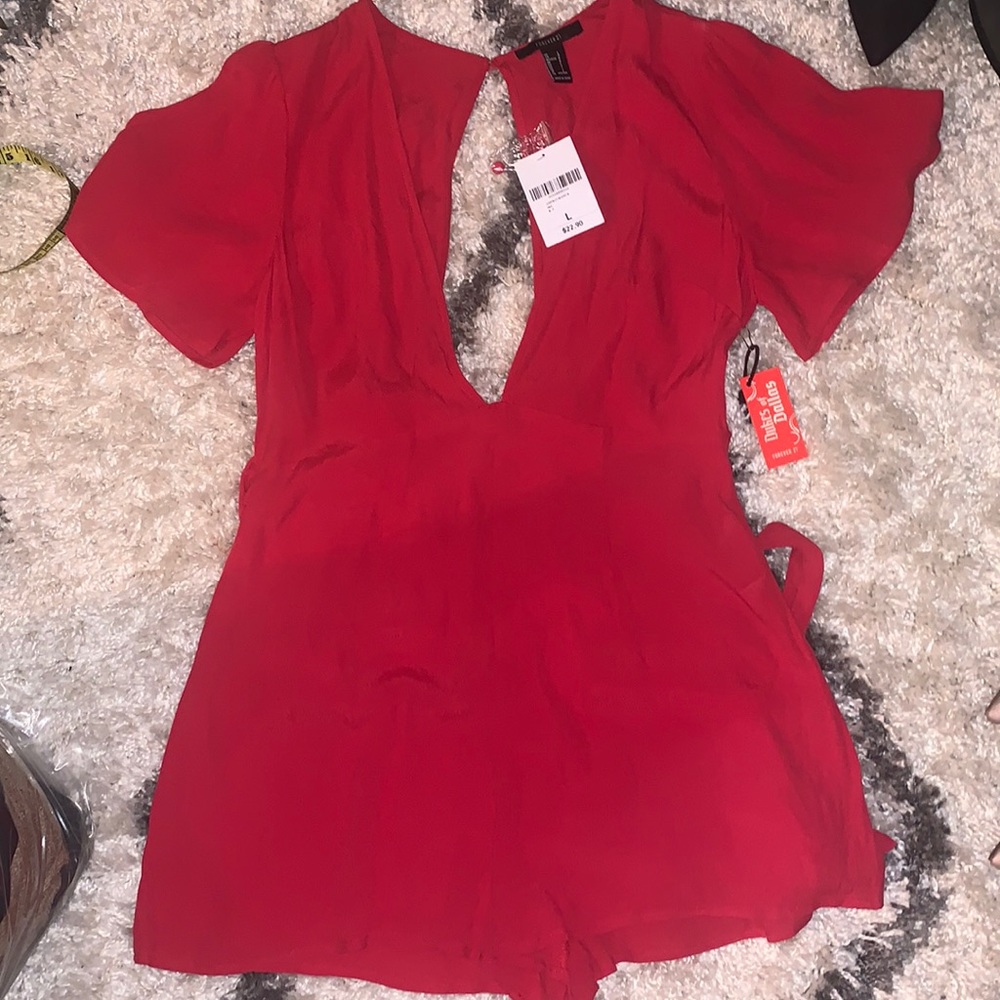 ❤️💗💜Red plunging neck romper w fabric belt attached